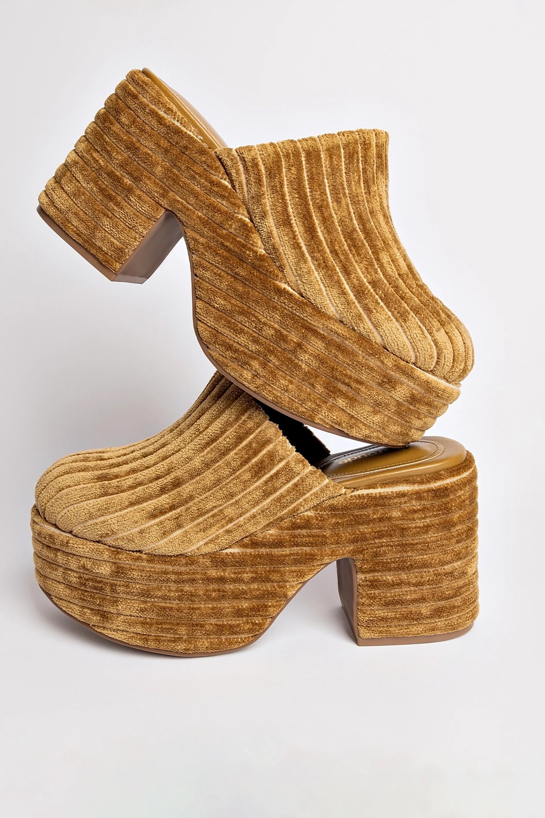 Mule Clog Plataforma Miso Veludo Caramelo