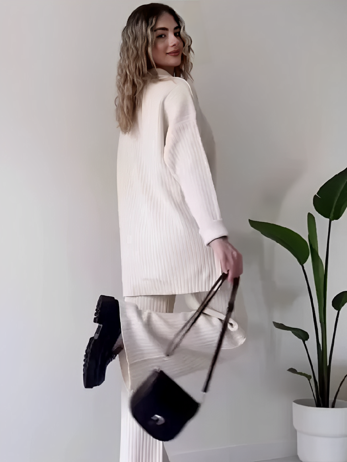 Conjunto Feminino com Camisa Alongada de Botões e Calça Reta com Elástico - Camila