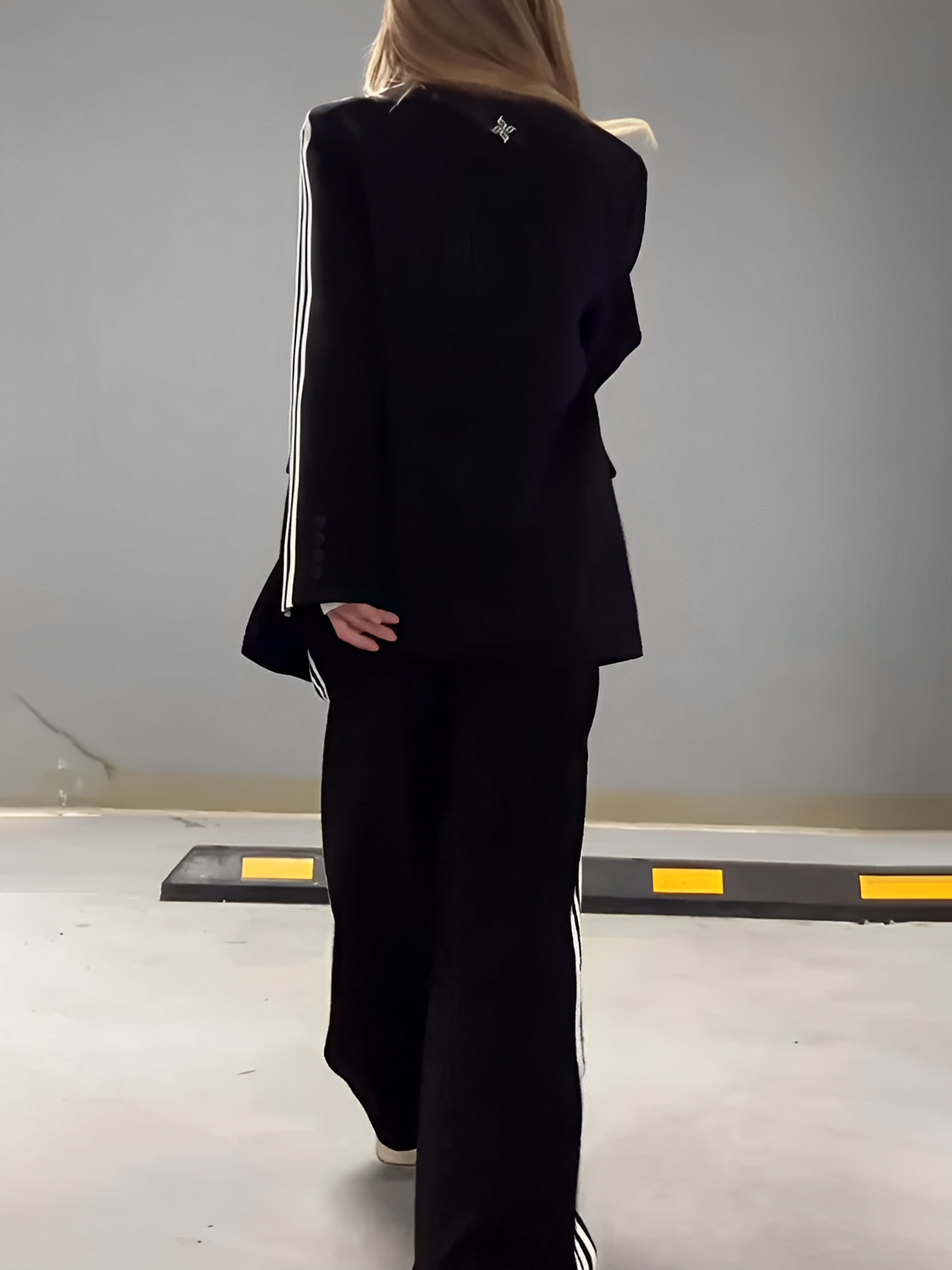 Conjunto Feminino de Alfaiataria Esportiva com Blazer Oversized e Calça com Listras Laterais - Regina