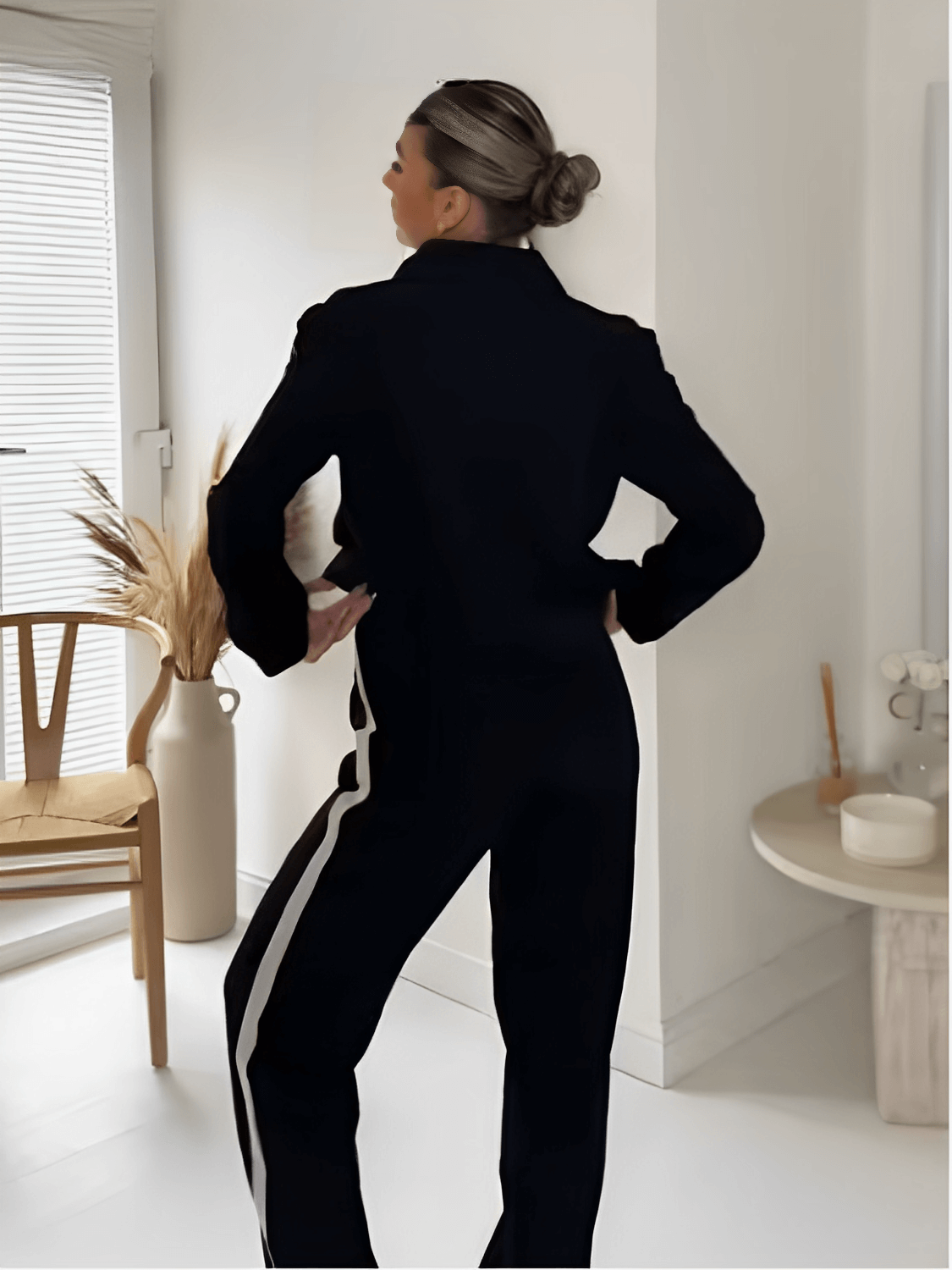 Conjunto Feminino Casual Esportivo com Jaqueta de Zíper e Calça com Listras Brancas Laterais  – Fernanda