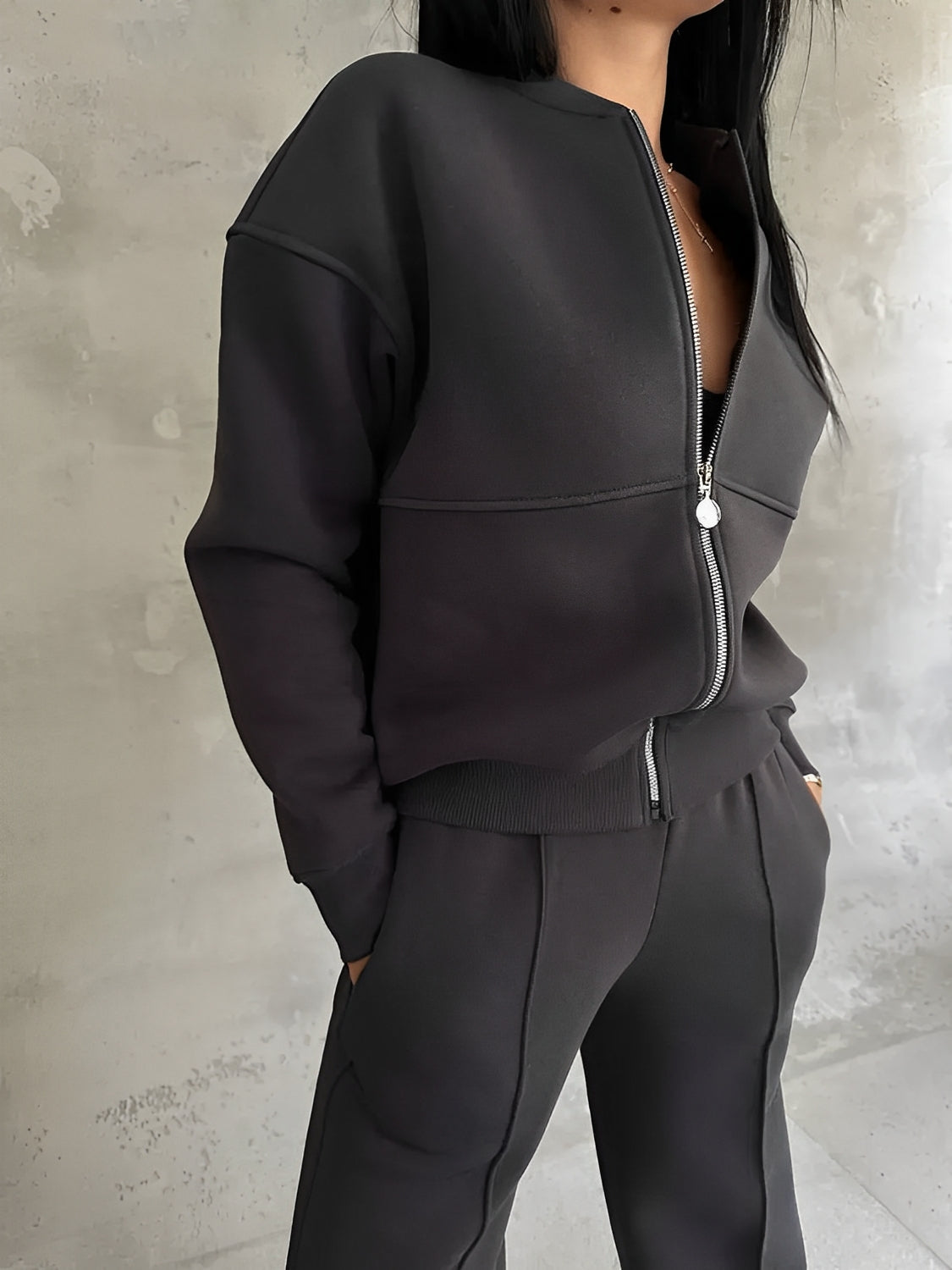 Conjunto Feminino com Jaqueta de Zíper e Calça Reta com Bolsos - Bruna