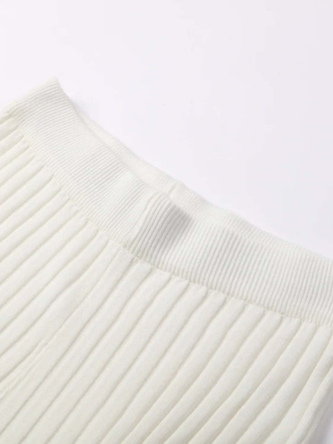 Conjunto Feminino de Tricô com Suéter de Gola Alta e Calça Flare de Cintura Alta - Luna