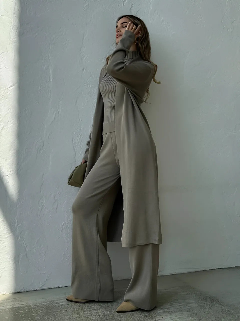 Conjunto Feminino de 3 Peças com Blusa Gola Alta Calça Pantalona de Cintura Elástica e Cardigan Alongado - Lolla