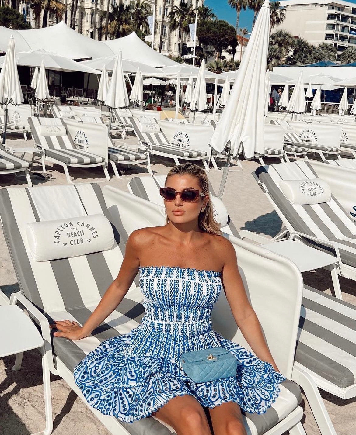 Vestido Mini Tomara que Caia com Babados e Bordado de Margaridas