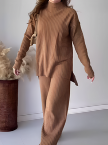 Conjunto Feminino de Tricô com Suéter Mullet Gola Alta e Calça Pantalona - Grace
