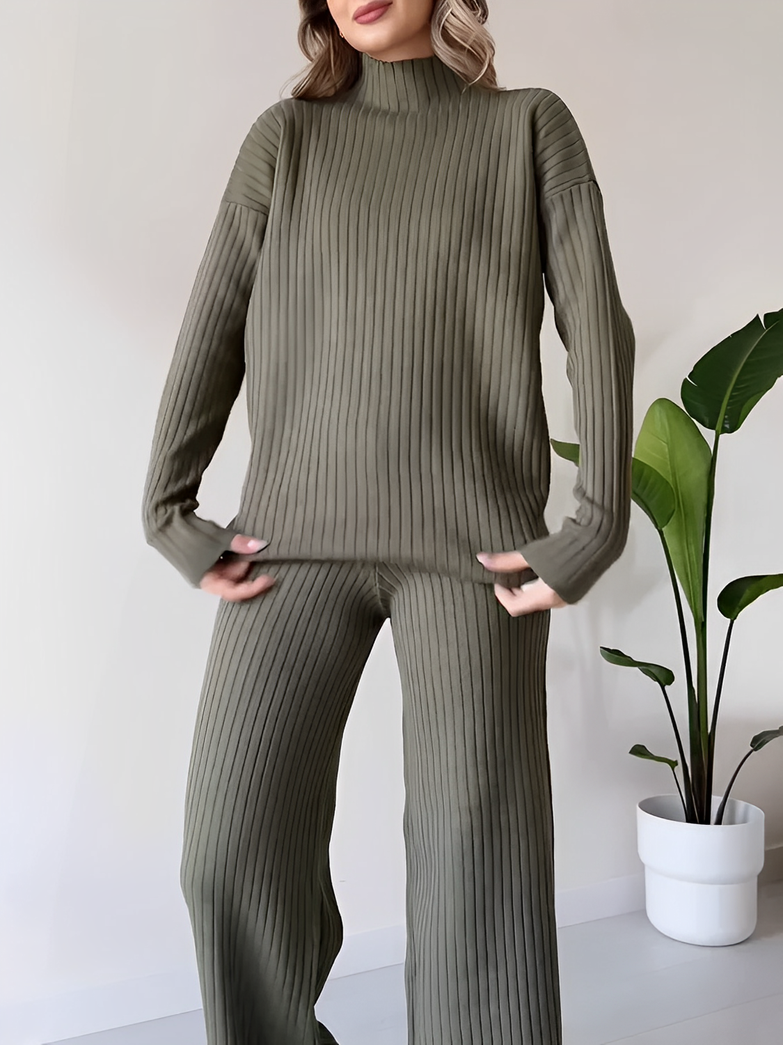 Conjunto Feminino de Tricô com Suéter Mullet Gola Alta e Calça Pantalona - Grace