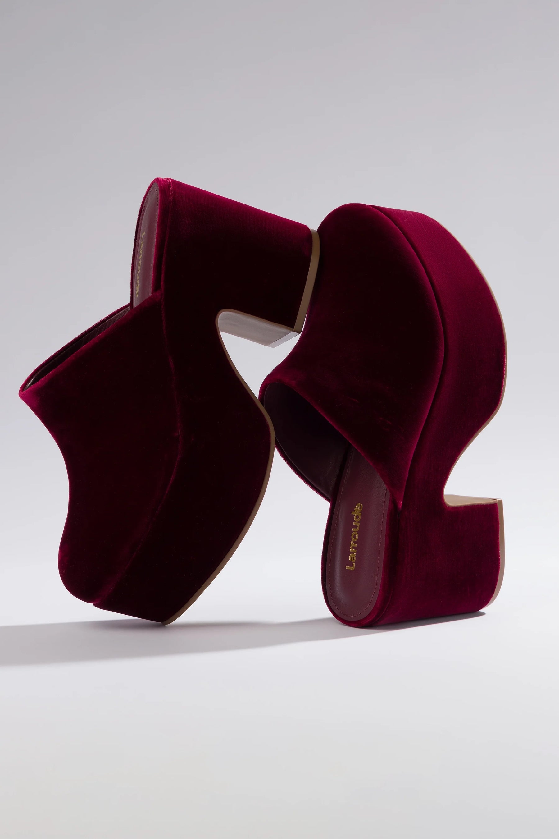 Mule Clog Plataforma Miso Veludo Vinho