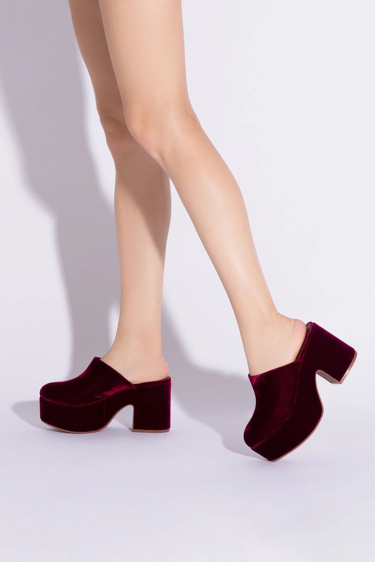 Mule Clog Plataforma Miso Veludo Vinho
