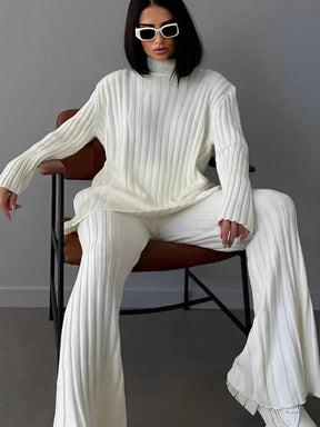 Conjunto Feminino de Tricô com Suéter de Gola Alta e Calça Flare de Cintura Alta - Luna