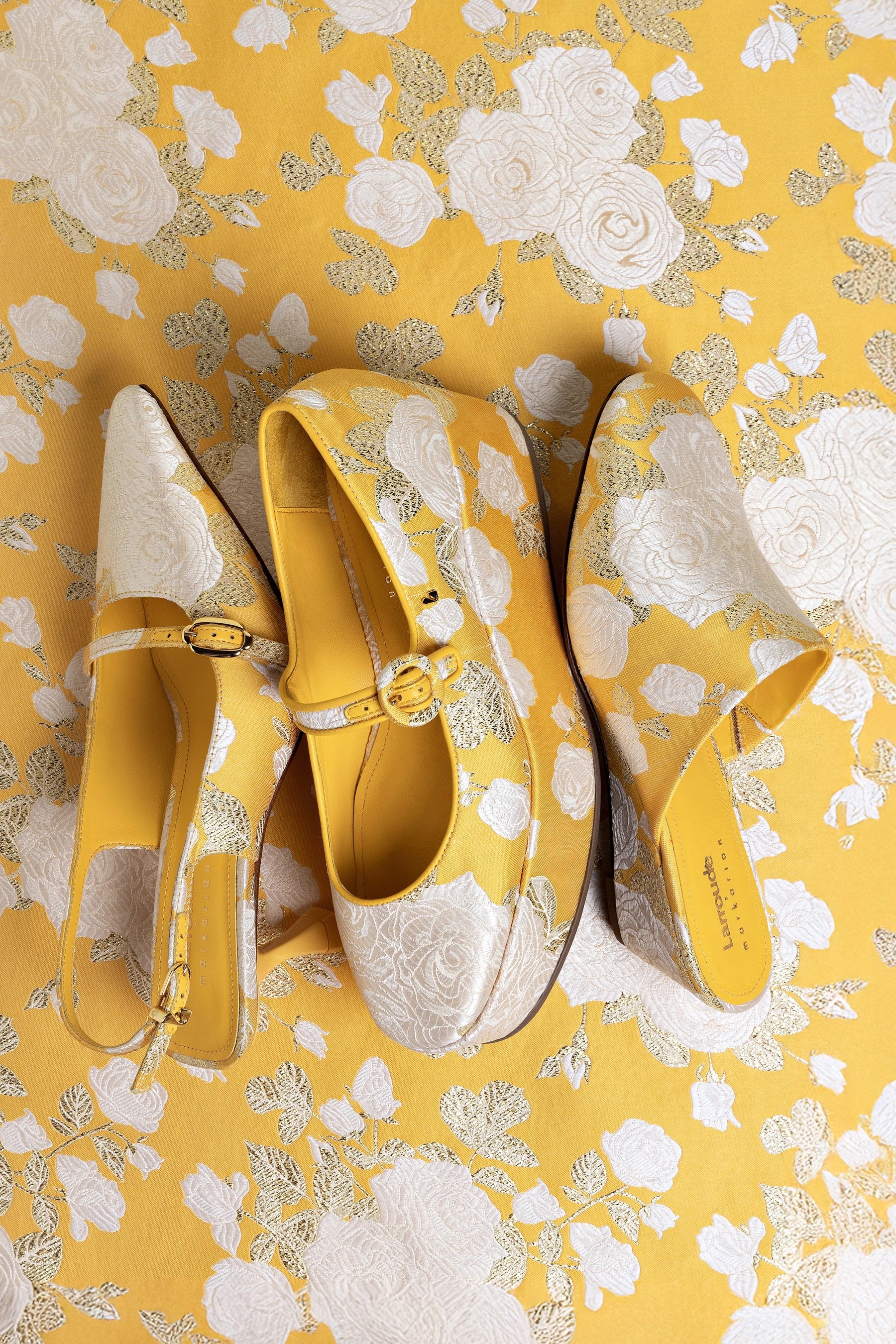 Larroudé x Markarian: Mule Anabela Venice Brocado Amarelo