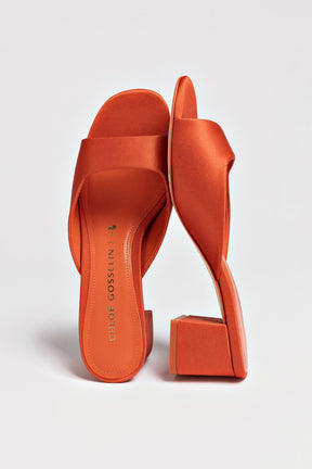 Chloe Gosselin by Studio Larroudé: Mule Anah Cetim Laranja