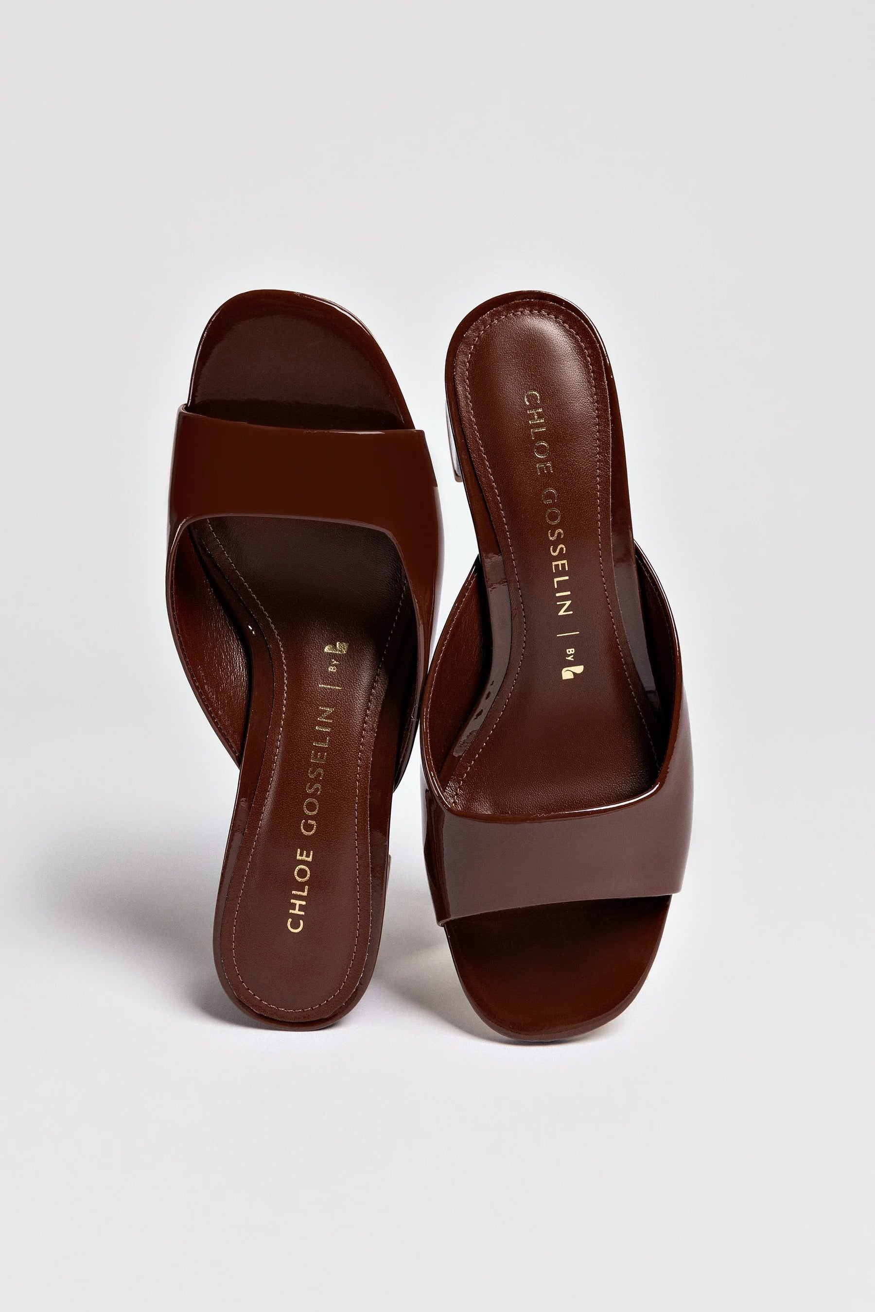 Chloe Gosselin by Studio Larroudé: Mule Anah Couro Verniz Marrom