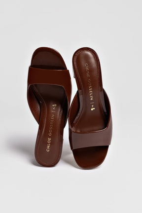 Chloe Gosselin by Studio Larroudé: Mule Anah Couro Verniz Marrom