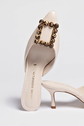 Chloe Gosselin by Studio Larroudé: Mule Ava Couro Off White