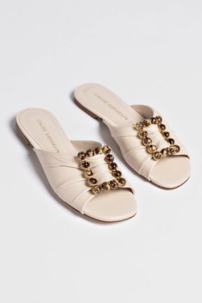 Chloe Gosselin by Studio Larroudé: Flat Nova Couro Off White