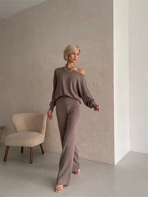 Conjunto Feminino de Blusa com Fechamento Trespassado e Calça Flare Cintura Alta - Amelia