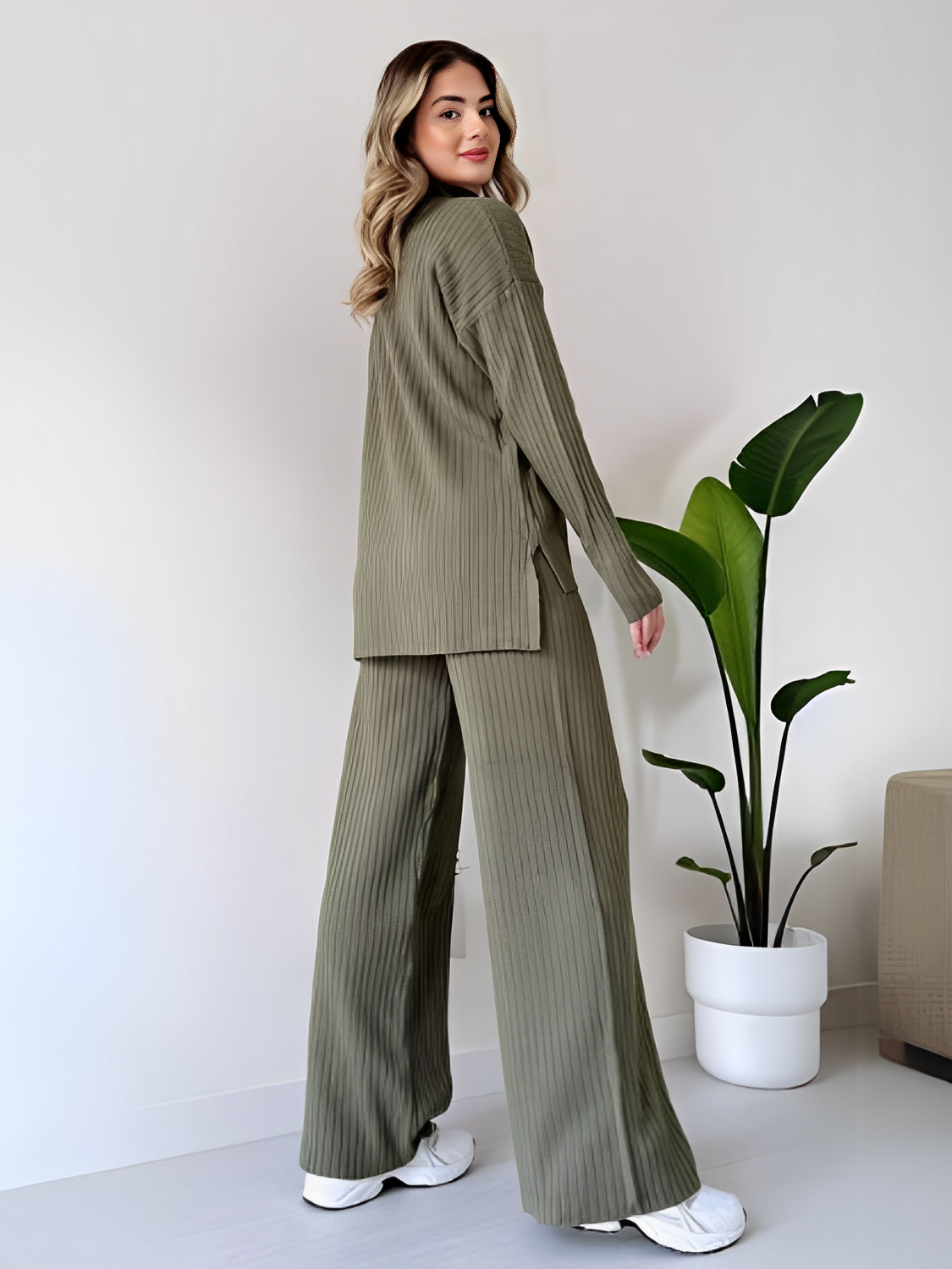 Conjunto Feminino de Tricô com Suéter Mullet Gola Alta e Calça Pantalona - Grace