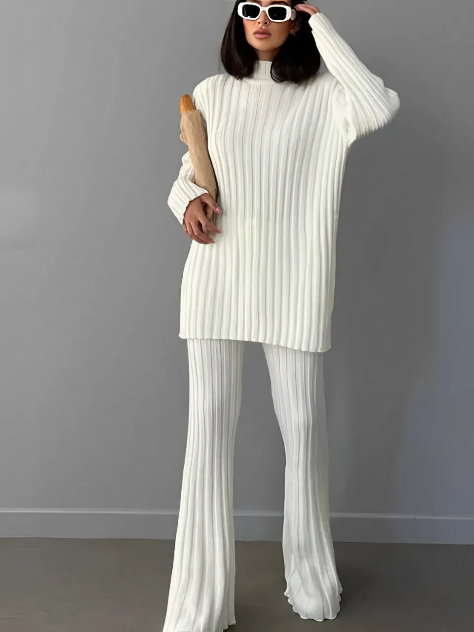 Conjunto Feminino de Tricô com Suéter de Gola Alta e Calça Flare de Cintura Alta - Luna