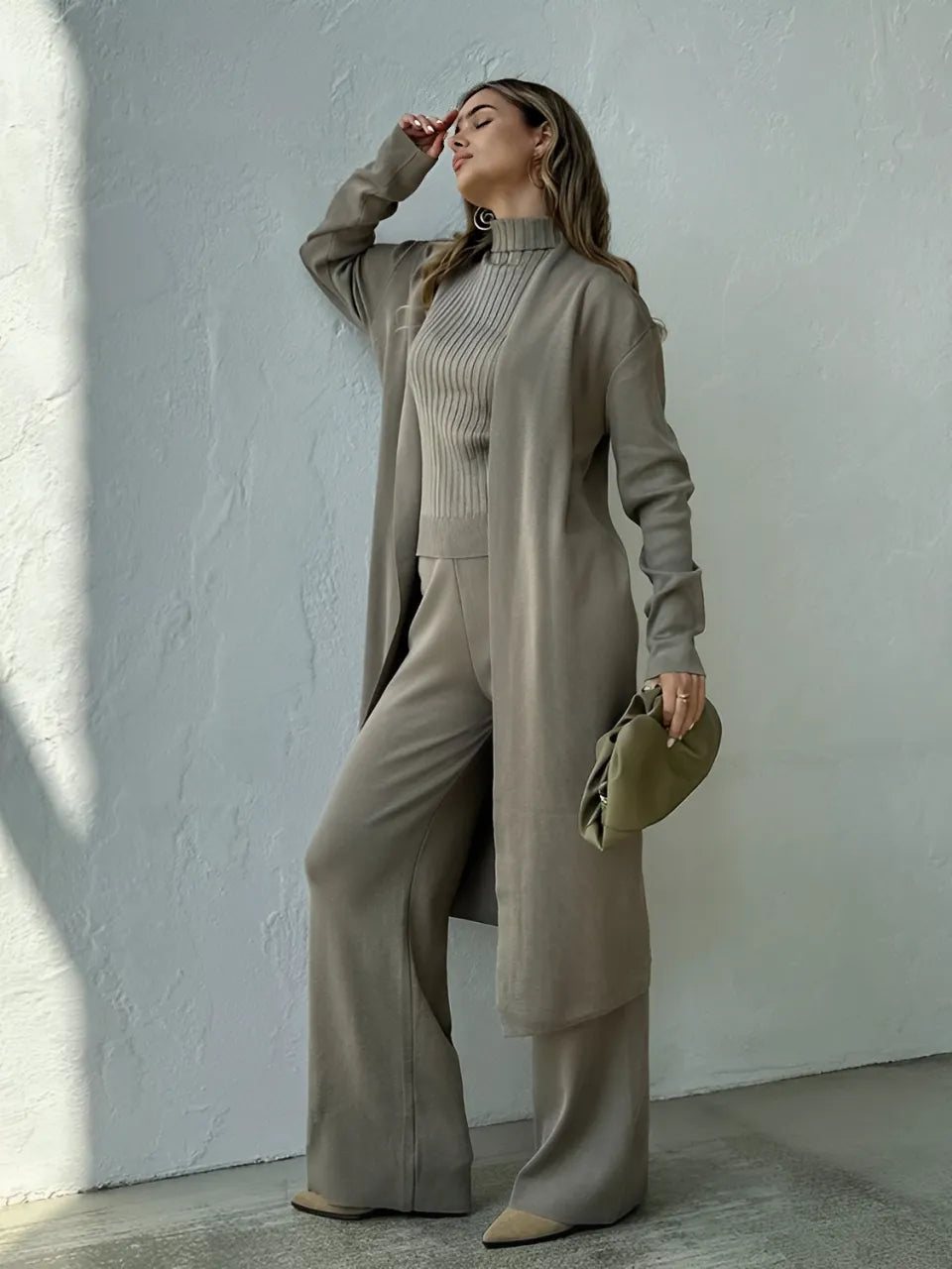 Conjunto Feminino de 3 Peças com Blusa Gola Alta Calça Pantalona de Cintura Elástica e Cardigan Alongado - Lolla