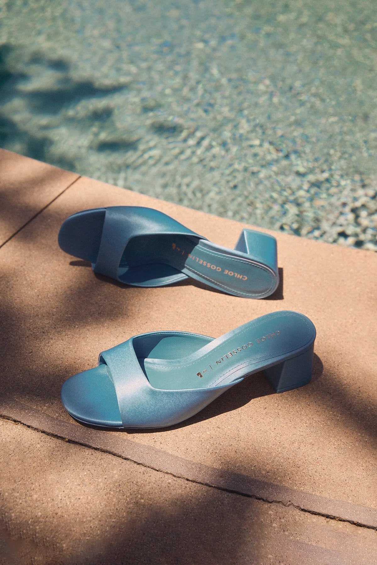 Chloe Gosselin by Studio Larroudé: Mule Anah Cetim Azul