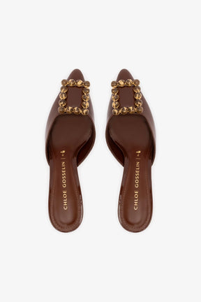 Chloe Gosselin by Studio Larroudé: Mule Ava Couro Marrom