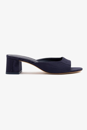 Chloe Gosselin by Studio Larroudé: Mule Anah Seda Azul