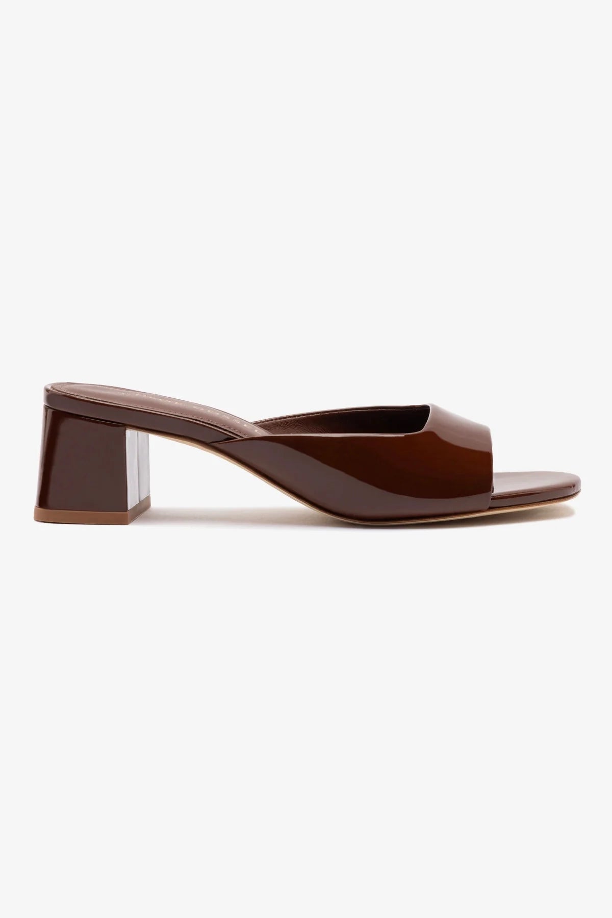 Chloe Gosselin by Studio Larroudé: Mule Anah Couro Verniz Marrom