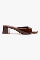Chloe Gosselin by Studio Larroudé: Mule Anah Couro Verniz Marrom