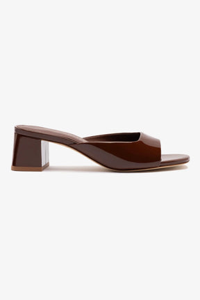 Chloe Gosselin by Studio Larroudé: Mule Anah Couro Verniz Marrom