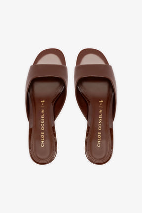 Chloe Gosselin by Studio Larroudé: Mule Anah Couro Verniz Marrom