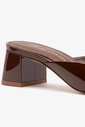 Chloe Gosselin by Studio Larroudé: Mule Anah Couro Verniz Marrom
