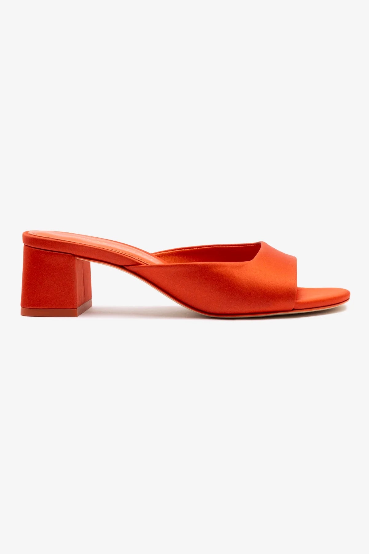Chloe Gosselin by Studio Larroudé: Mule Anah Cetim Laranja