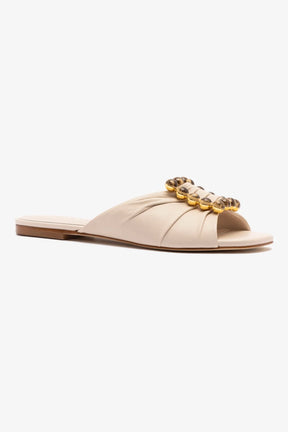 Chloe Gosselin by Studio Larroudé: Flat Nova Couro Off White