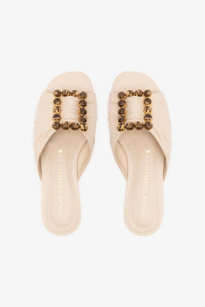 Chloe Gosselin by Studio Larroudé: Flat Nova Couro Off White