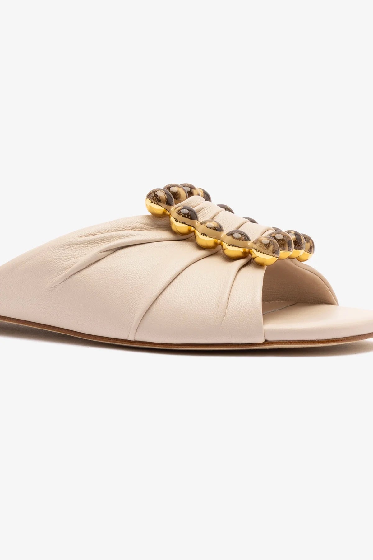Chloe Gosselin by Studio Larroudé: Flat Nova Couro Off White