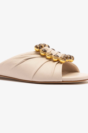 Chloe Gosselin by Studio Larroudé: Flat Nova Couro Off White