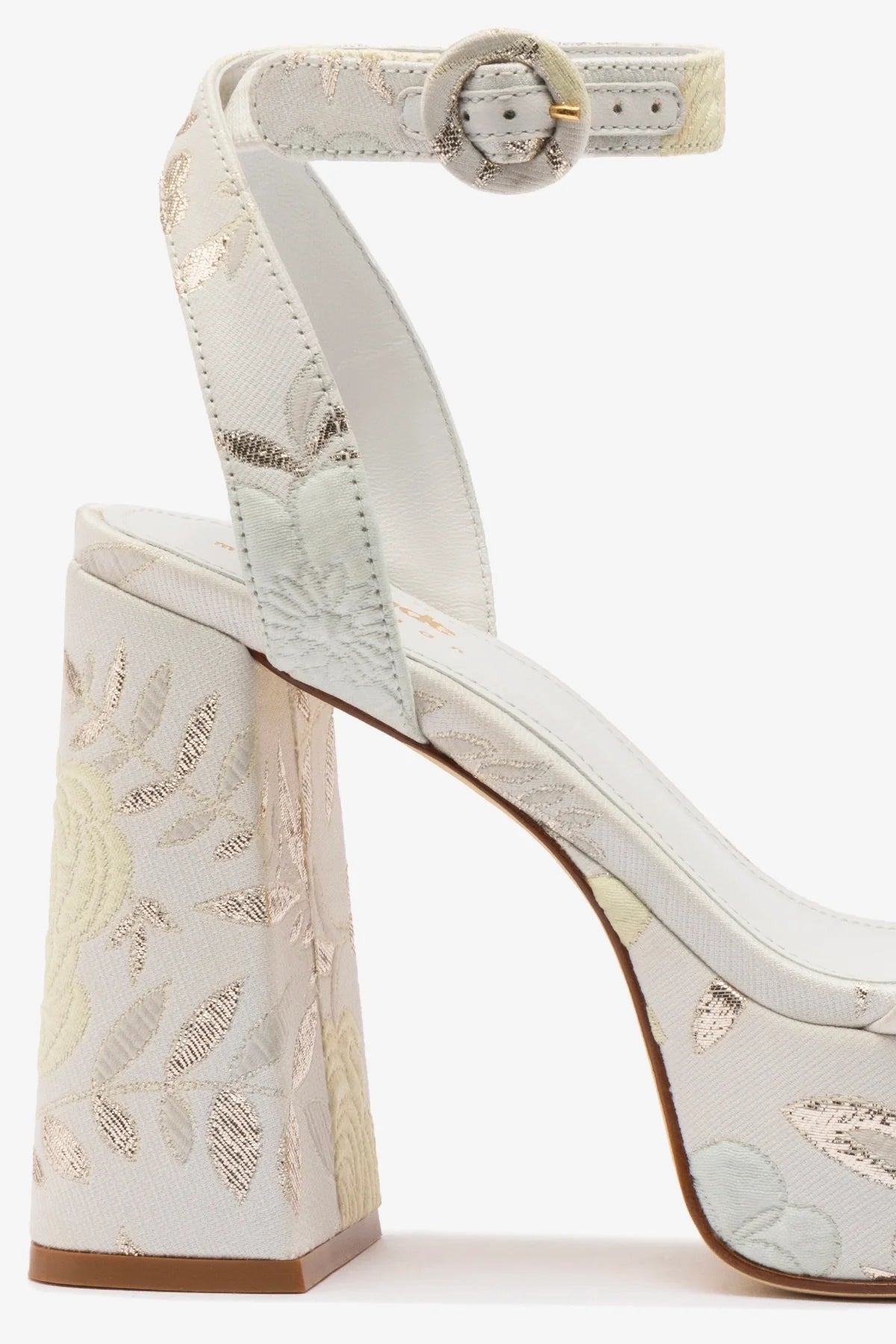 Larroudé x Markarian: Sandália Dolly Brocado Off White