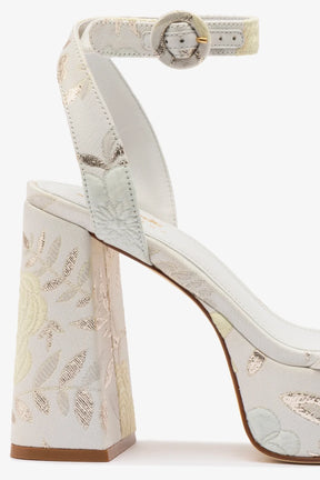 Larroudé x Markarian: Sandália Dolly Brocado Off White