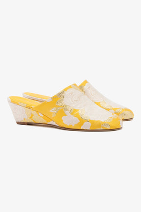 Larroudé x Markarian: Mule Anabela Venice Brocado Amarelo
