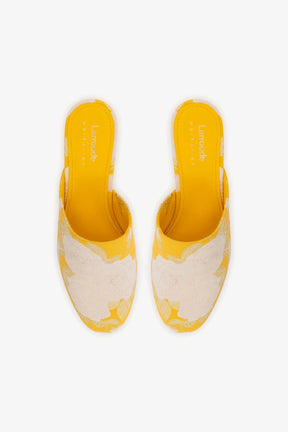 Larroudé x Markarian: Mule Anabela Venice Brocado Amarelo