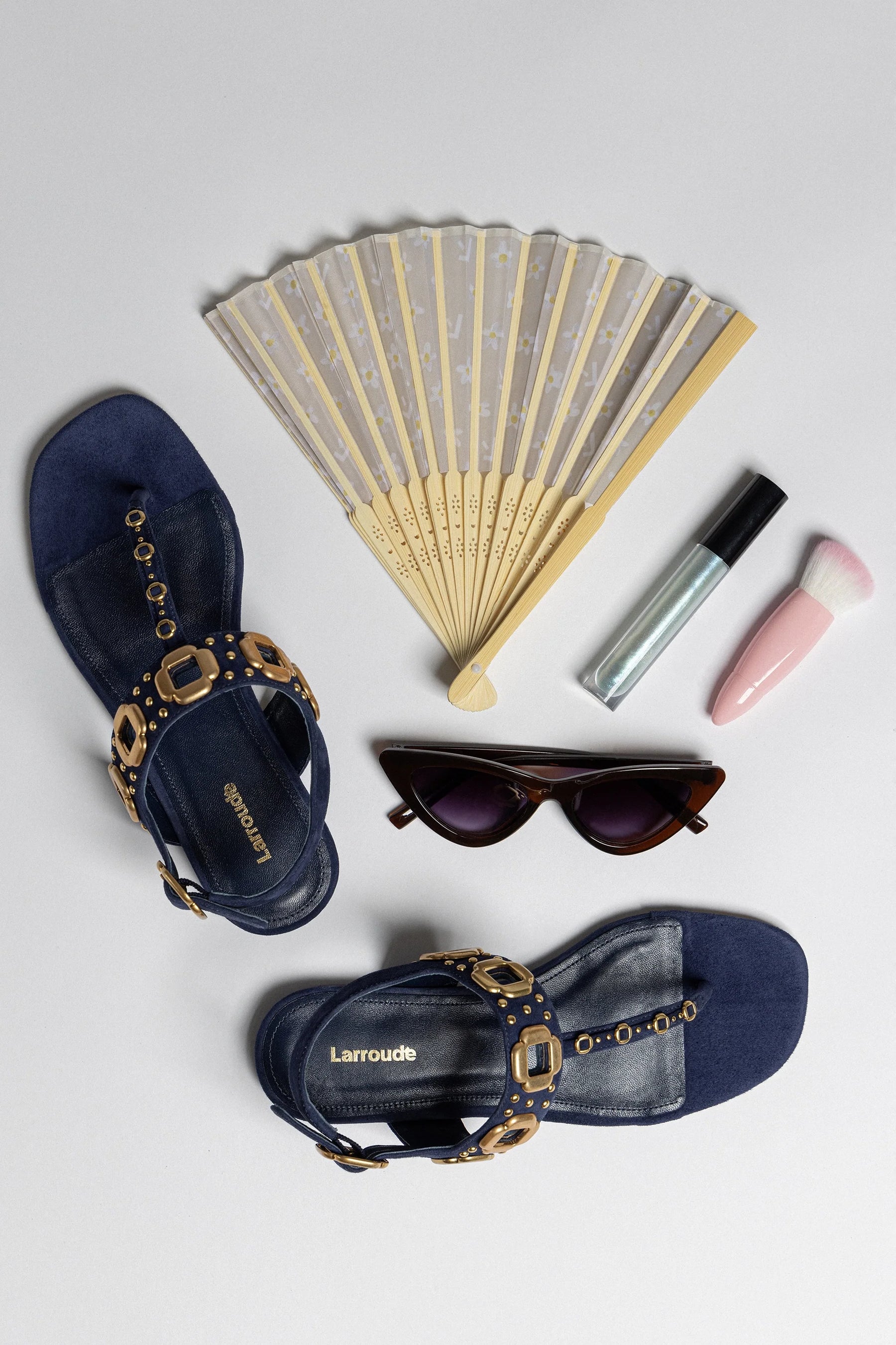 Sandália Flat Milan Couro Azul e Tachas Dourado