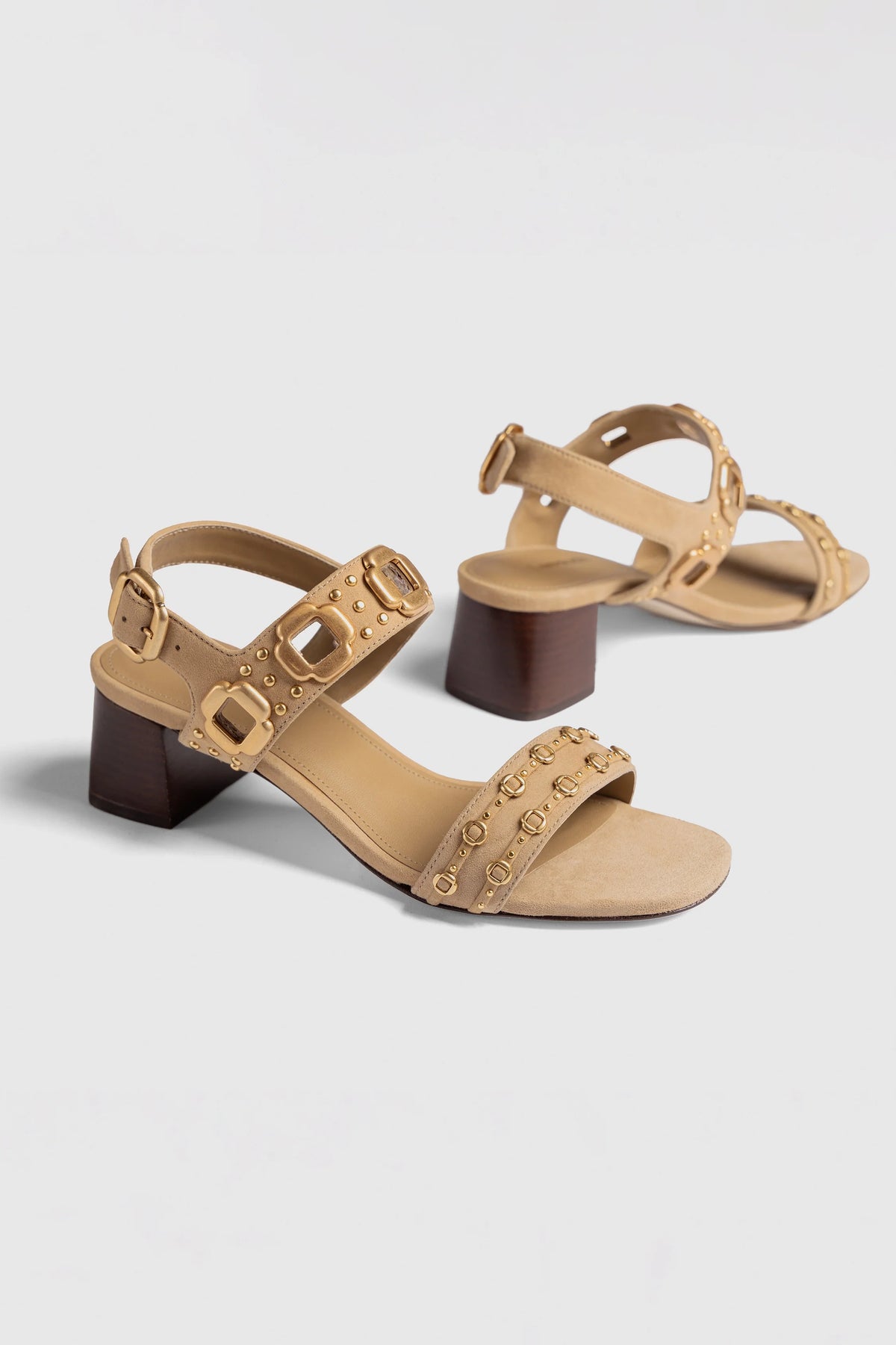 Sandália Salto Bloco Milan Marrom e Tachas Dourado