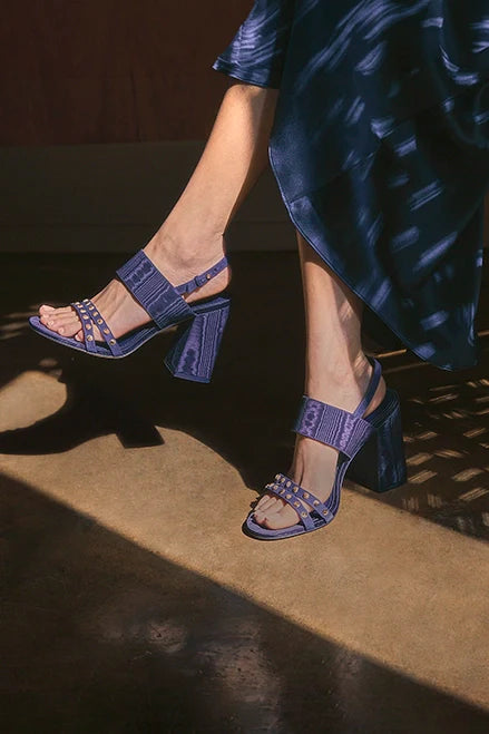 Chloe Gosselin by Studio Larroudé: Sandália Margot Cetim e Camurça Azul