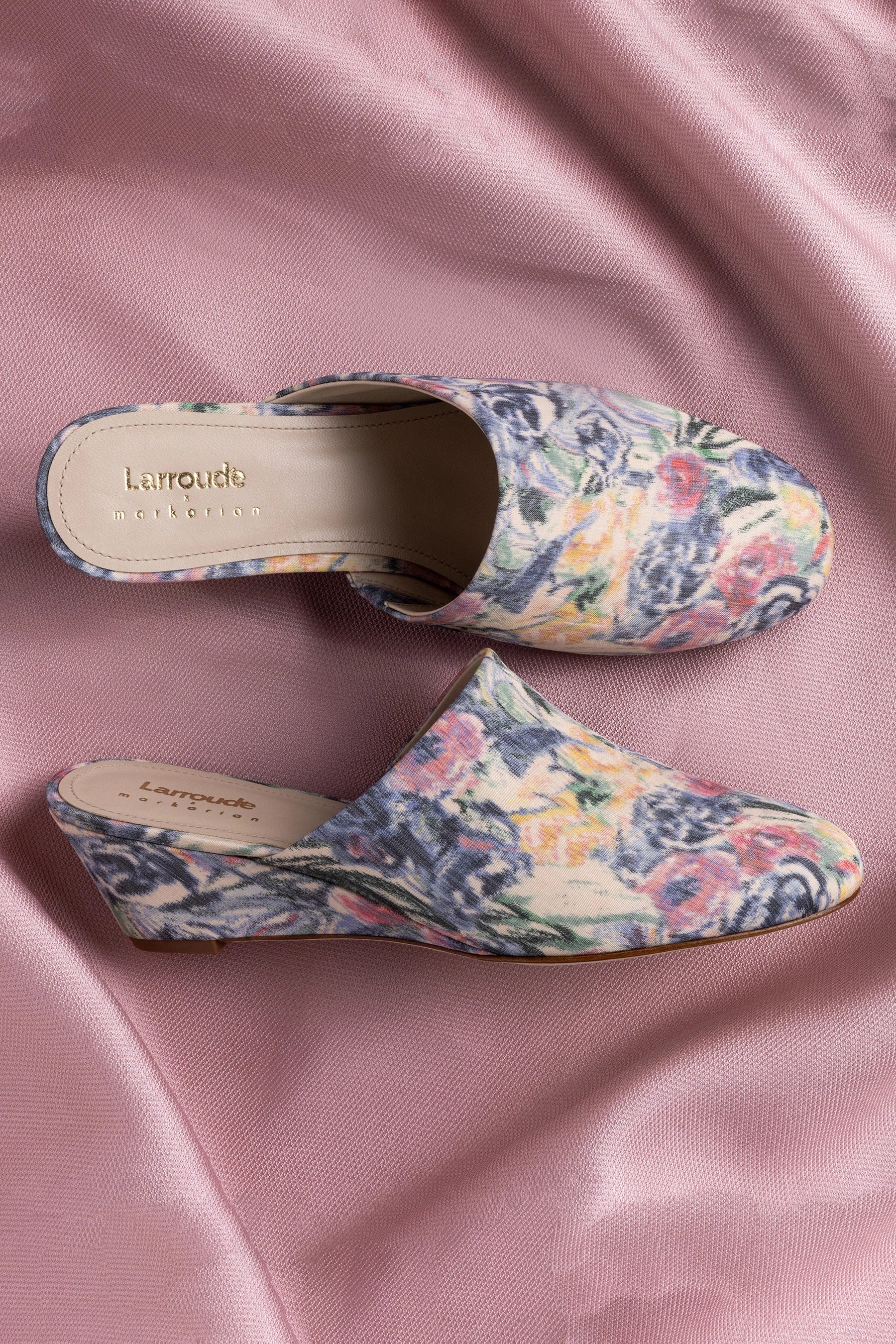 Larroudé x Markarian: Mule Anabela Venice Jacquard Azul