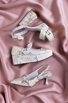 Larroudé x Markarian: Sandália Dolly Brocado Off White
