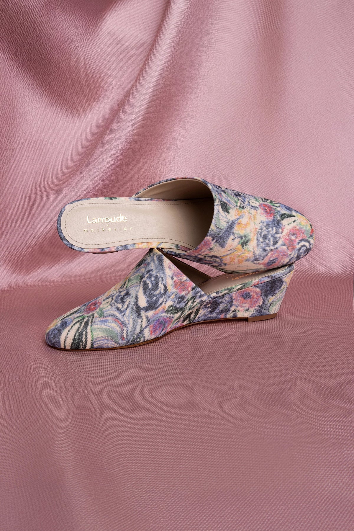 Larroudé x Markarian: Mule Anabela Venice Jacquard Azul
