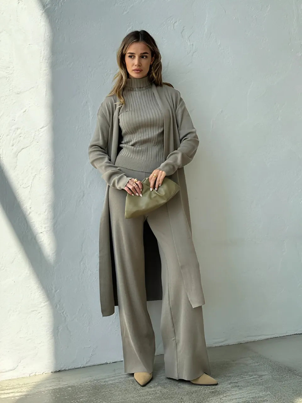 Conjunto Feminino de 3 Peças com Blusa Gola Alta Calça Pantalona de Cintura Elástica e Cardigan Alongado - Lolla