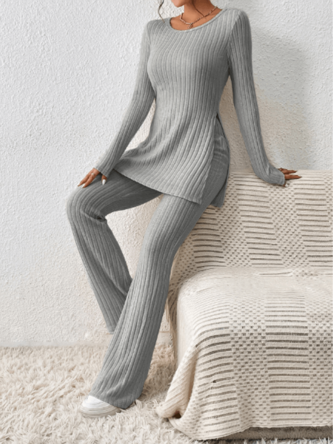 Conjunto Feminino em Tricô com Blusa Mullet Manga Longa com Fendas Laterais e Calça Flare com Cintura Alta Elástica - Sabrina